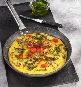 una receta con polenta, verduras y queso en un sarten
