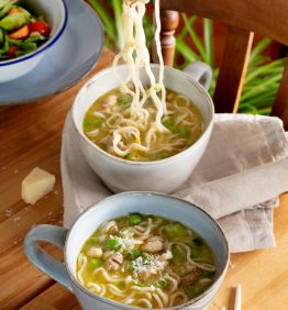 noodles con pollo y verduras en sopa