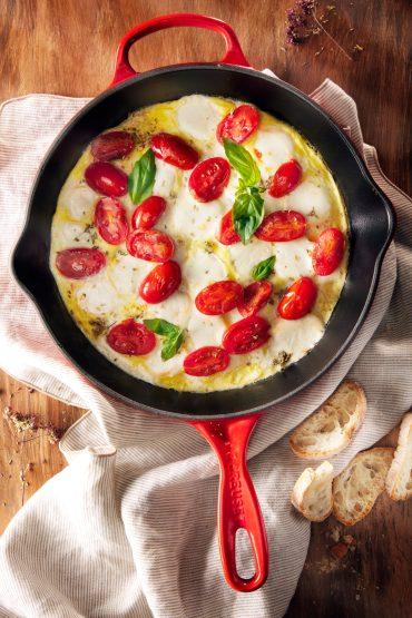 Sarten con tortilla de huevo y tomates