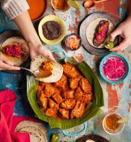 mesa comiendo chochinita pibil una receta mexicana