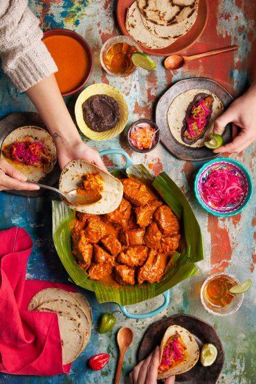 mesa comiendo chochinita pibil una receta mexicana