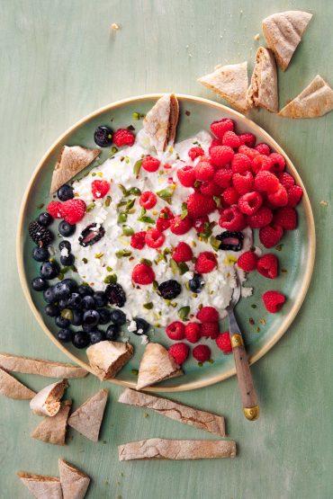 cremoso de feta con frutos rojos