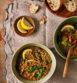 lentejas con espinacas y alcachofas