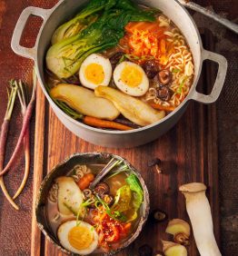 Sopa coreana vegetariana con fideos y toppings