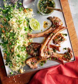 Xai a la brasa con sémola de guisantes, garbanzos y cilantro y chimichurri