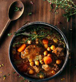 un bol de sopa estilo chorba con cordero y legumbres