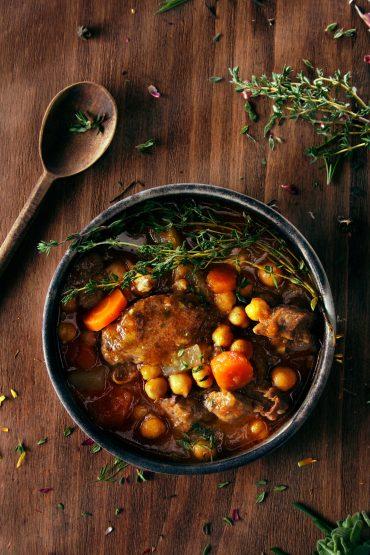 un bol de sopa estilo chorba con cordero y legumbres