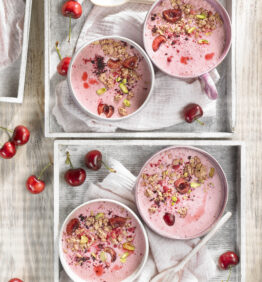 smoothie bol de cerezas y granola y pistachos